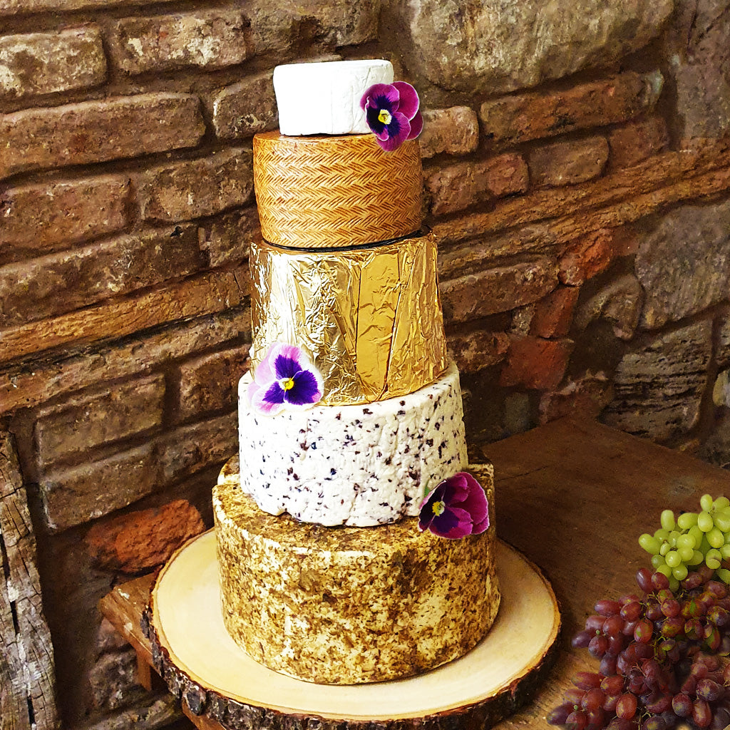 The largest Rachel with double base, Wensleydale and cranberyy and CAshel which can be presented within it's gold foil or naked like on the Georgina main picture.