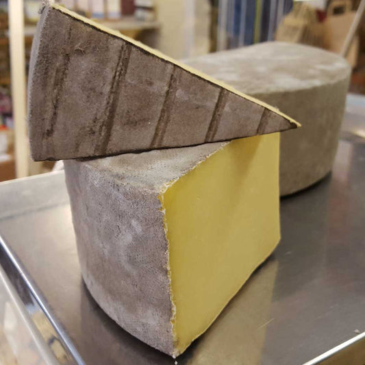 Single Gloucester Cheese (Martel), traditional raw milk cheese