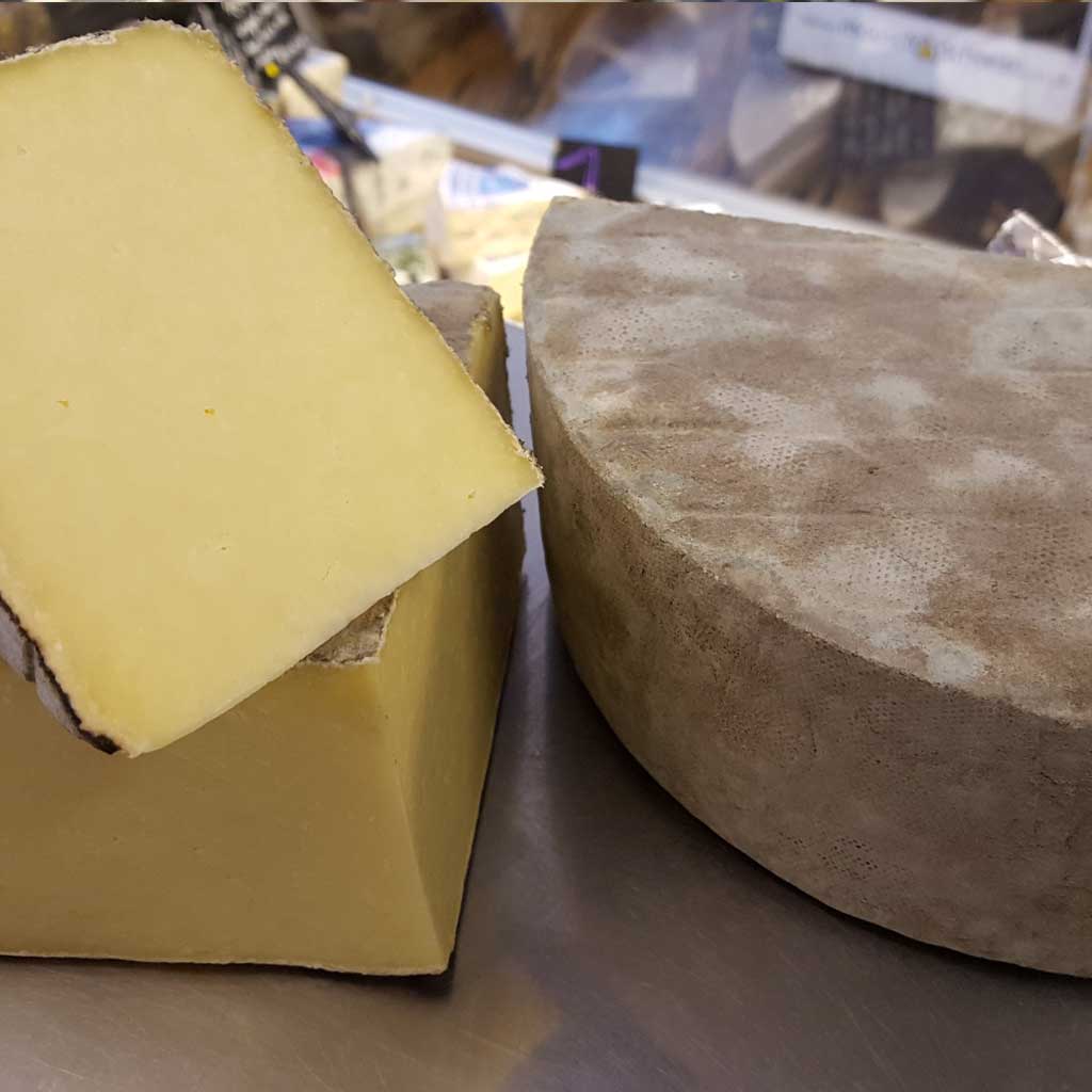 Single Gloucester Cheese (Martel), traditional raw milk cheese